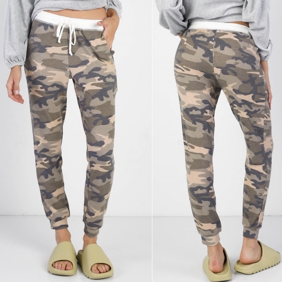 1 Left! Comfy Casual Jogger in a Super Cute Camo Print w/Cream Waistband - Picture 2 of 3